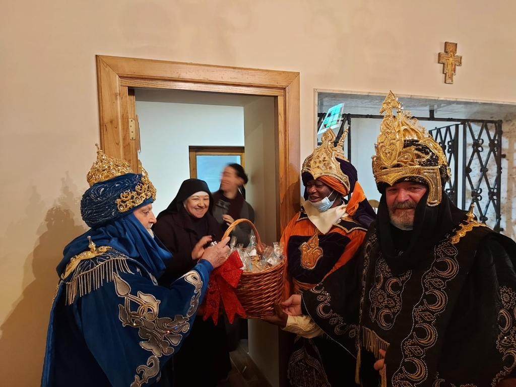 Los Reyes Magos ya están en Villaviciosa: así ha sido su emotivo encuentro con las personas mayores del concejo