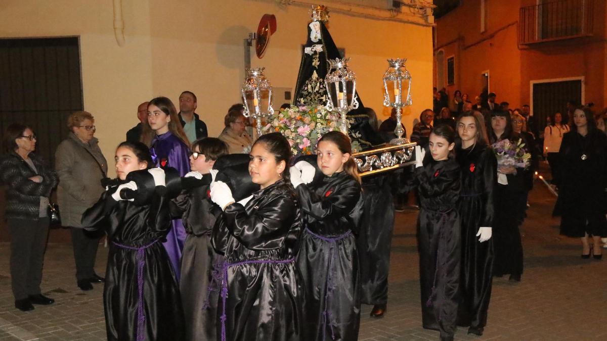 Un momento de la procesión infantil que organizó este viernes la Cofradía de la Virgen de los Dolores en l‘Alcora.