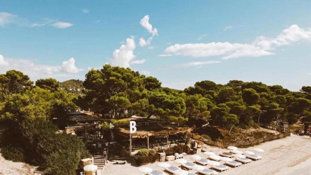 El torneo de backgammon está abierto en Beso Beach Ibiza a los amantes del clásico juego de mesa.