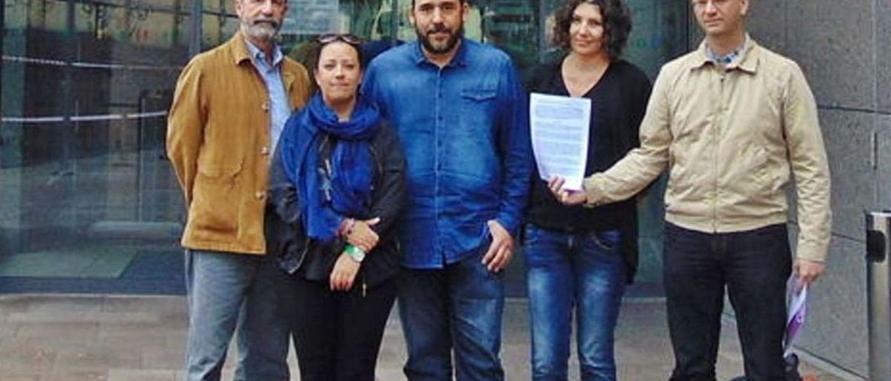 Santiago Pérez, Idaira Afonso, Rubens Ascanio, María José Roca y Juan Luis Herrera, denunciantes del ‘caso Grúas’.