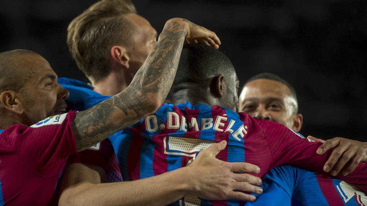 Dembelé felicitado por sus compañeros tras anotar el segundo gol 