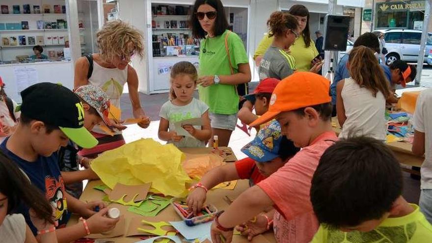 Los niños disfrutaron haciendo sus propias tarjetas.