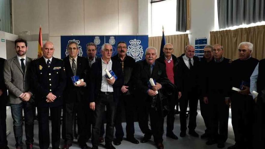 Los agentes homenajeados durante el acto celebrado ayer en la Comisaría de Zamora.