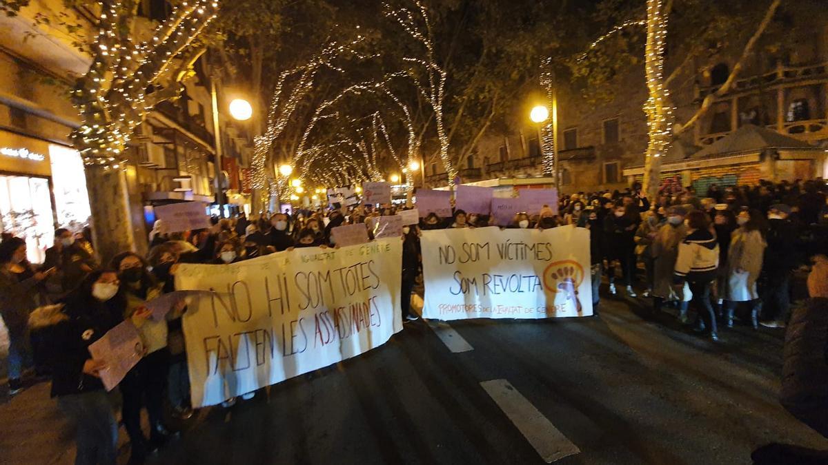 25-N en Mallorca: La manifestación feminista recorre las calles del centro de Palma