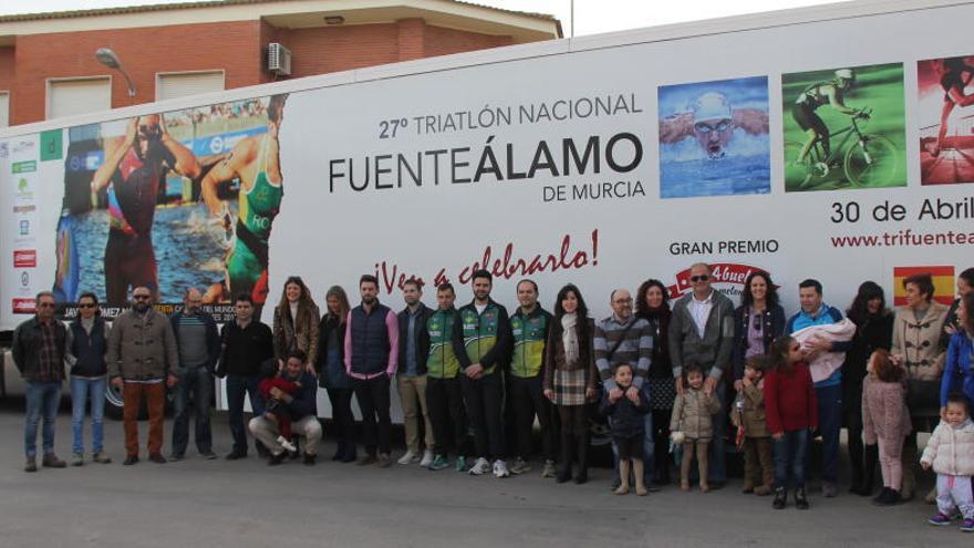 Un camión promociona por Europa el Triatlón de Fuente Álamo