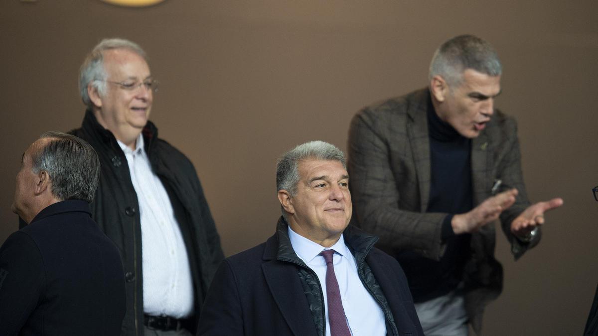 . Buen ambiente entre Joan Laporta y Alejandro Echevarría y Enric Masip, en el palco de Montjuic antes de empezar el partido de liga