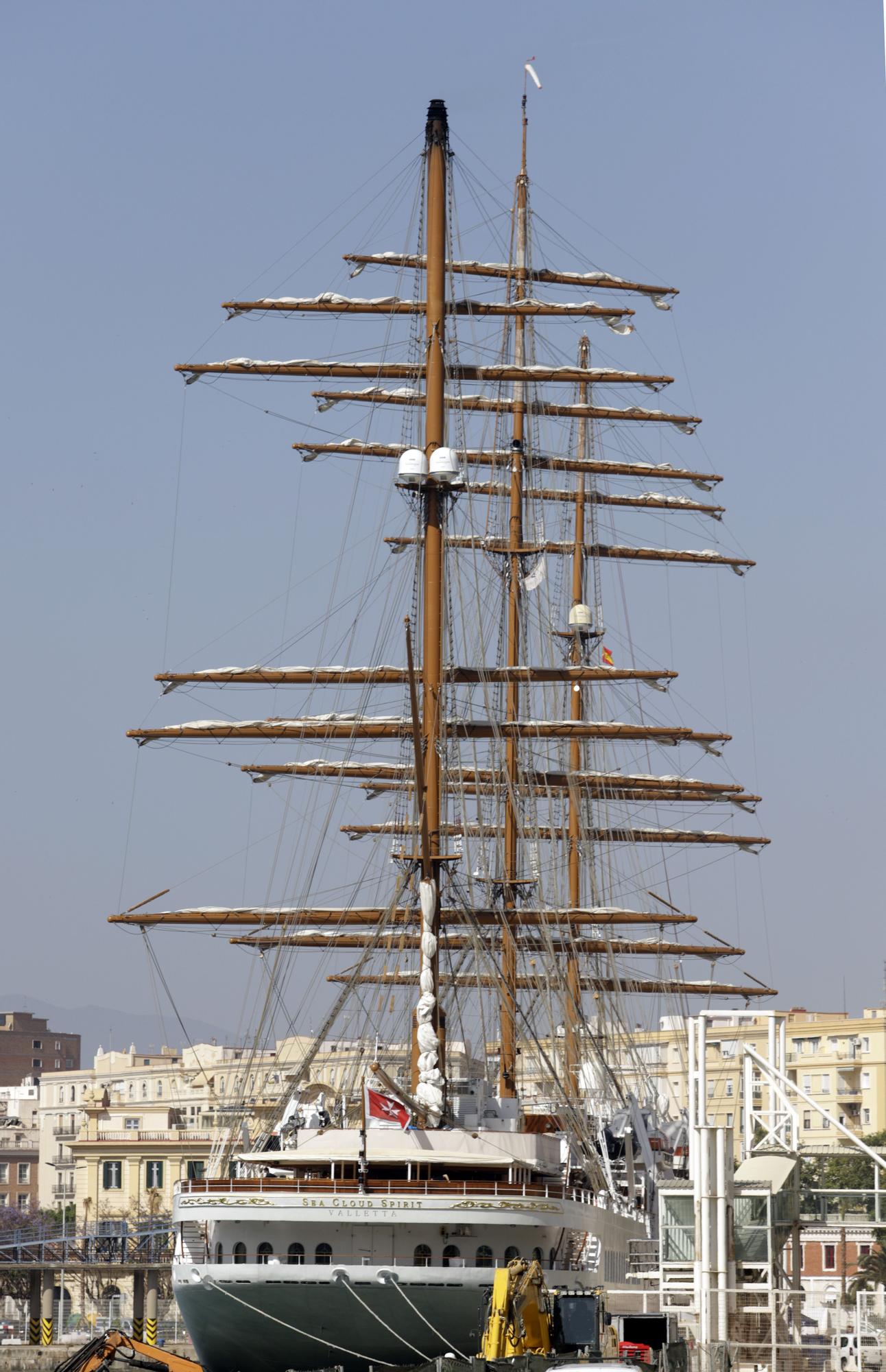 El lujoso 'Sea Cloud Spirit' atraca en el Palmeral del Puerto de Málaga