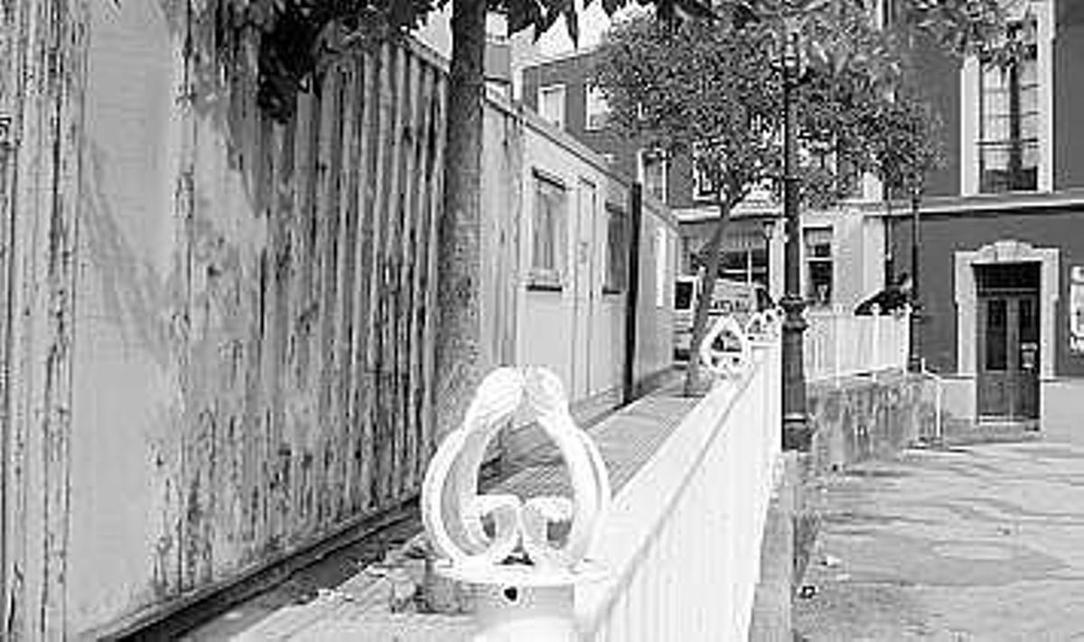 Casetas de obra en la plaza de La Baragaña. / braulio fernández