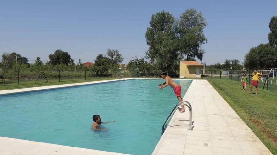 Un grupo de niños, en la mañana de ayer, en la piscina municipal de Manganeses de la Polvorosa.