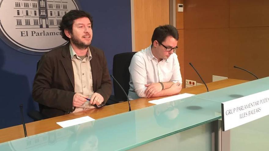 Albert Jarabo, líder balear de Podemos, y el diputado Carlos Saura ayer en el Parlament.