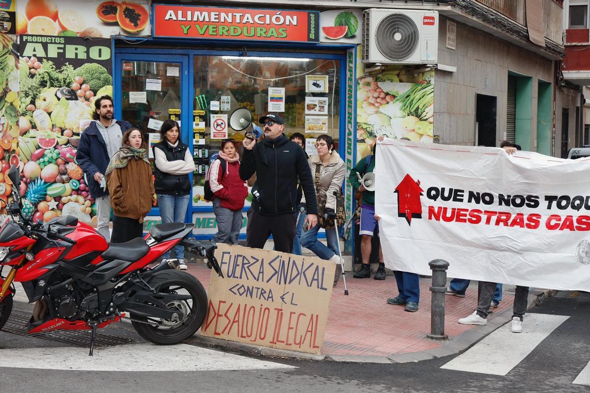 Manifestantes se concentran frente a la calle Donoso Cortés, en Carolinas.
