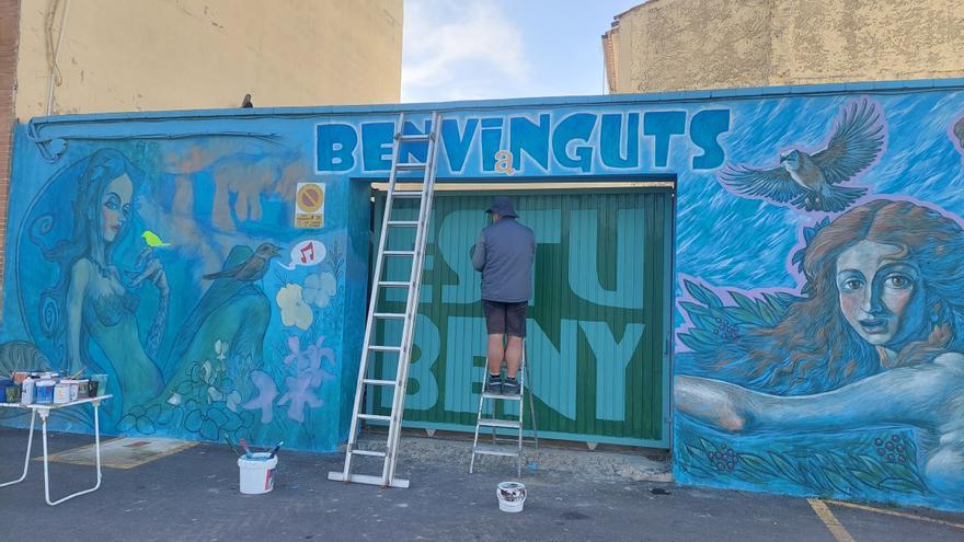 Estubeny recibe a los visitantes con un mural del artista Toni Espinar