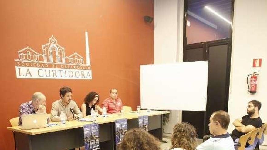 Por la izquierda, Paco Ramos, Segundo González, Llarina González y Manuel Pulgar, ayer, en La Curtidora.