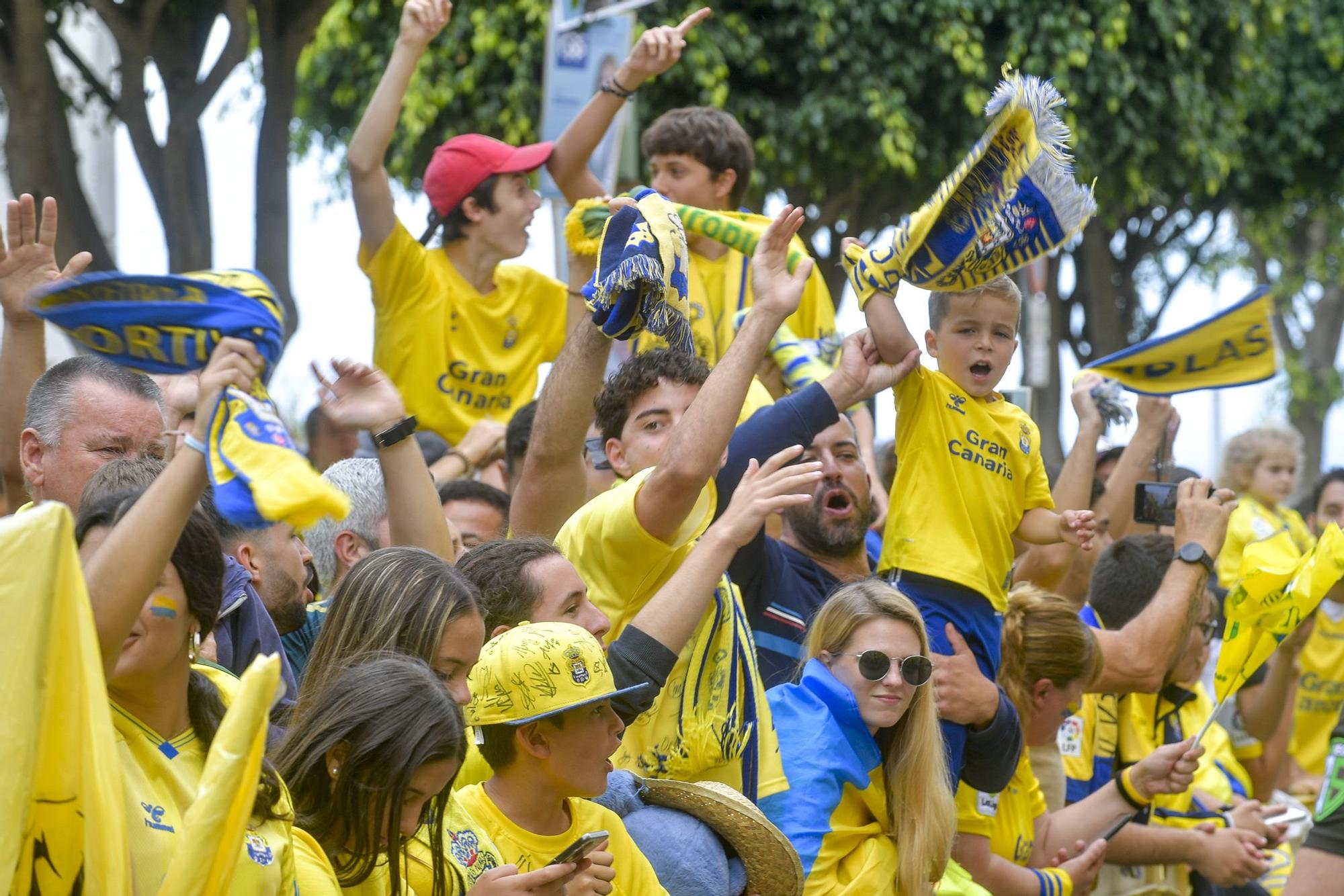 La afición recibe a la guagua de la UD Las Palmas en Fondos de Segura