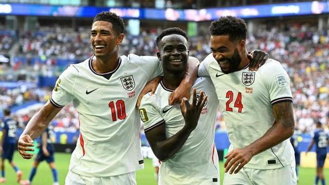 Bukayo Saka celebra el seu tercer gol davant França al costat de Bellingham i Reece James.