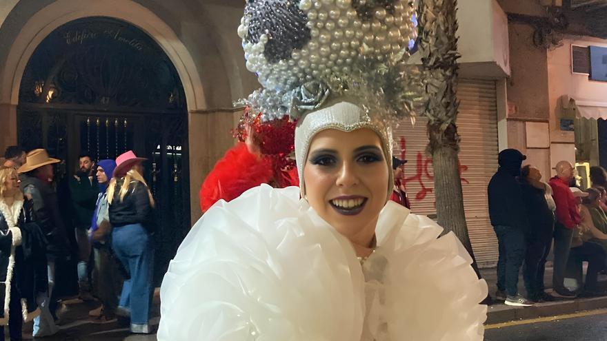 El desfile nocturno de Carnaval de Torrevieja desafía al viento y la lluvia