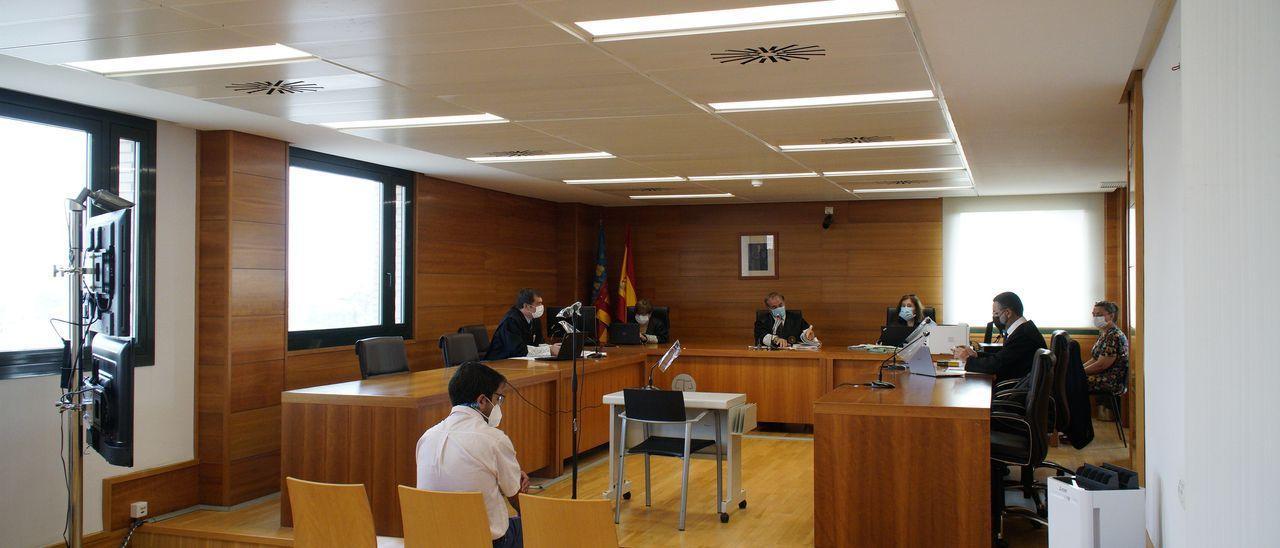 Imagen del ya condenado, un castellonense de 36 años, durante el juicio en la Audiencia la pasada semana. / JACOB ESTUPIÑÁ MORALES