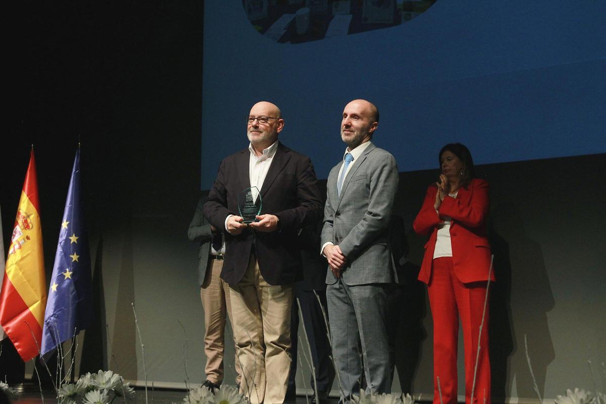 Manuel dos Santos, presidente de la asociación Aodemper, junto al alcalde, Gonzalo Jácome.