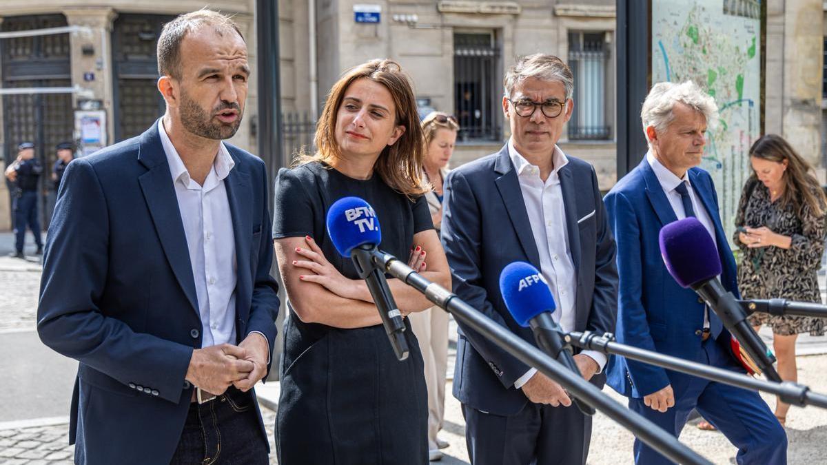 Los líderes de las formaciones que integran la coalición de izquierda NUPES, Manual Bompard (LFI), Marine Tondelier (EELV), Olivier Faure (PS) and Fabien Roussel (PC), antes de reunirse con Macron el día 30 de agosto en Saint Denis.