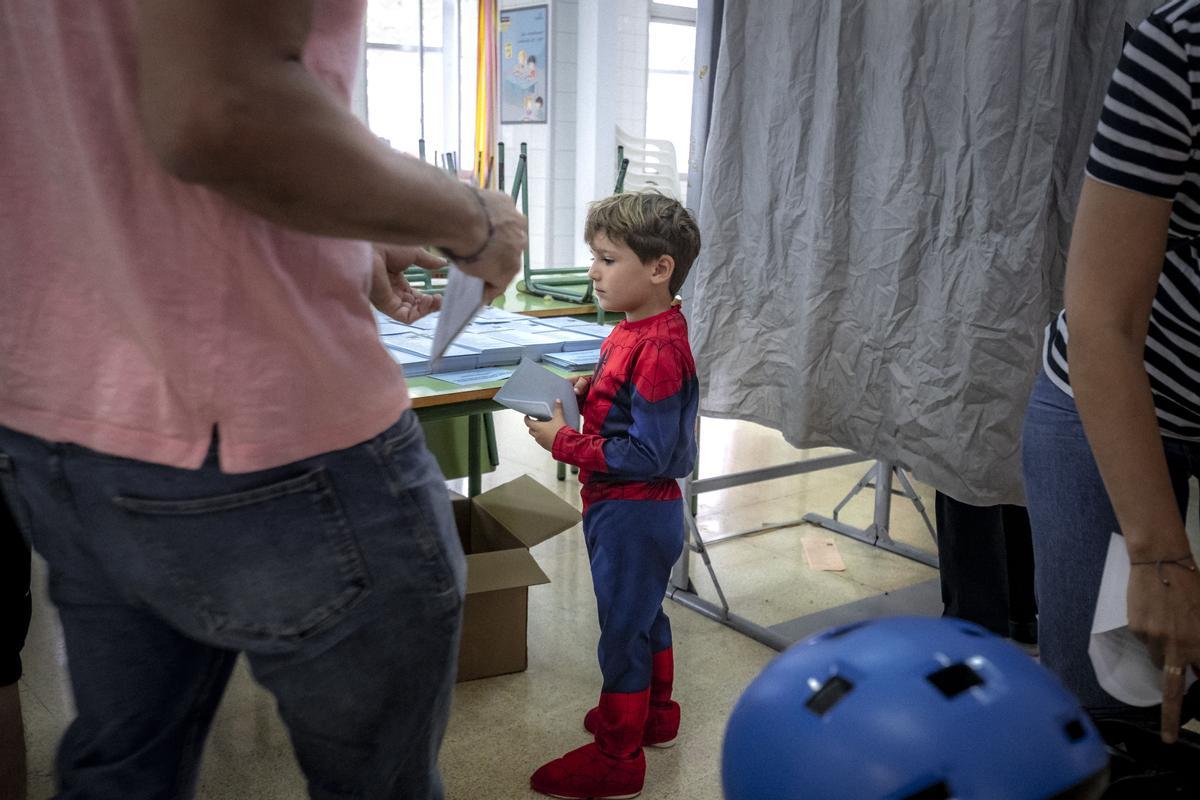 Martí acompañó a sus padres disfrado de Spiderman.