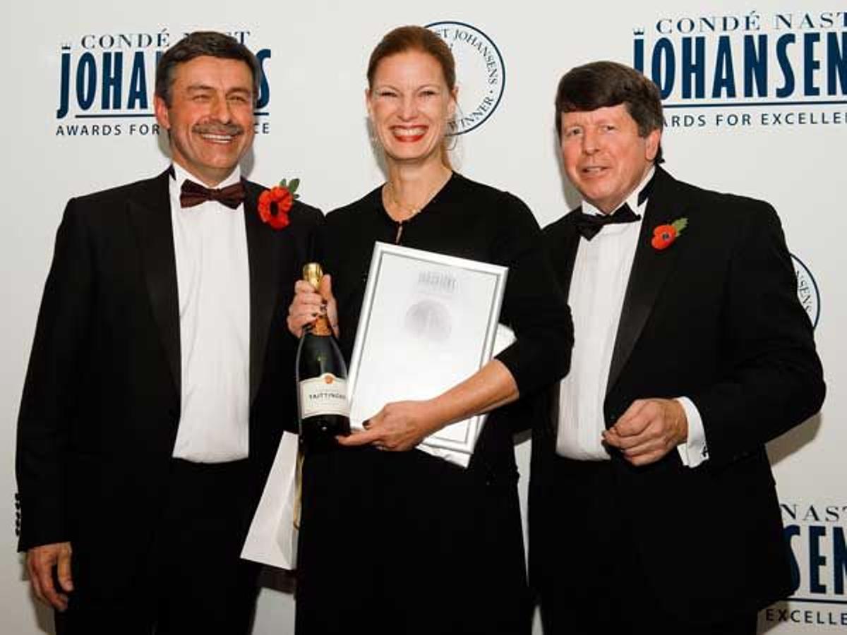 Ilka Karl, Directora de Marketing &amp; Ventas, recoge el Premio a la Excelencia al Mejor Hotel otorgado al Gran Hotel Son Net.