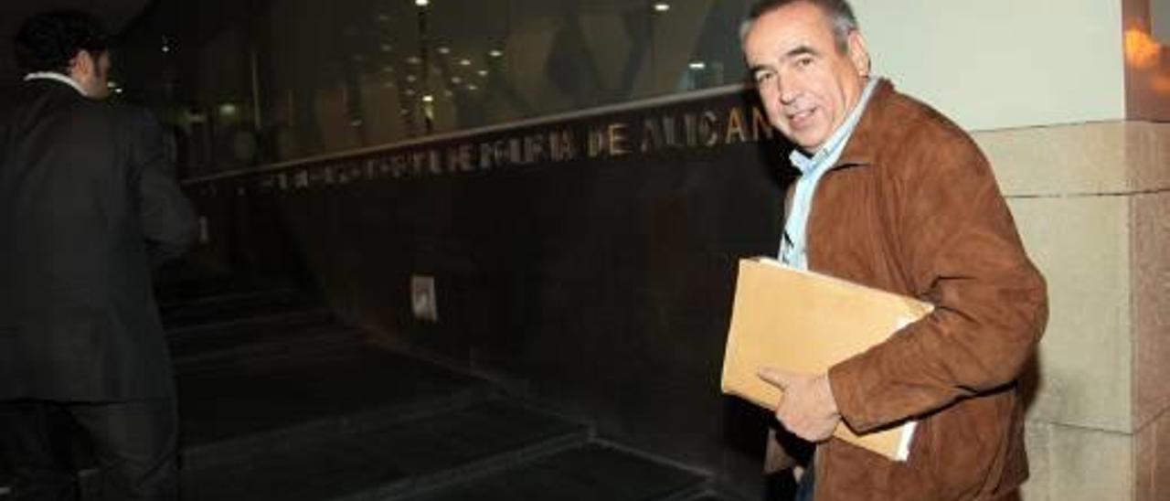 El fiscal sostiene que Fenoll se repartió con Ortiz «de manera fraudulenta» el Plan Zonal