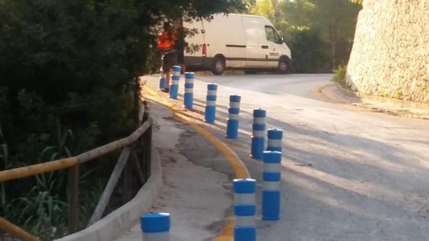 Xàbia coloca bolardos para acabar con el aparcamiento ilegal en la cala de la Barraca