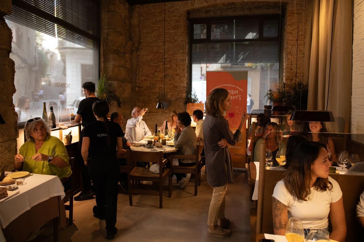 Comensales en el primer GastrRecup, un menú con alimentos de reaprovechamiento, en el restaurante Normal de Girona.