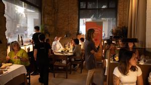 Comensales en el primer GastrRecup, un menú con alimentos de reaprovechamiento, en el restaurante Normal de Girona.