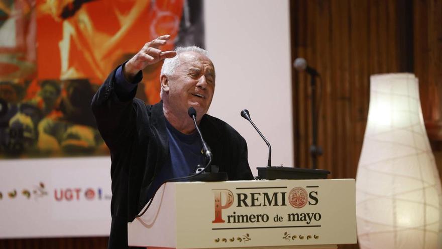 Victor Manuel recoge la insignia de oro de los premios Primero de Mayo de UGT y dedica "La danza del cuélebre" a Donald Trump