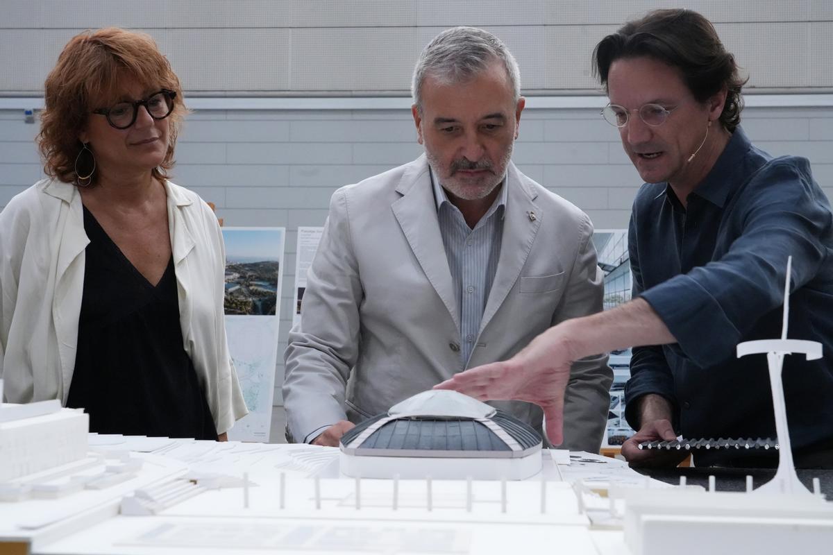 El arquitecto Jorge Vidal presenta el proyecto ganador del nuevo Sant Jordi Club al alcalde Jaume Collboni El arquitecto Jorge Vidal presenta el proyecto ganador del nuevo Sant Jordi Club al alcalde Jaume Collboni