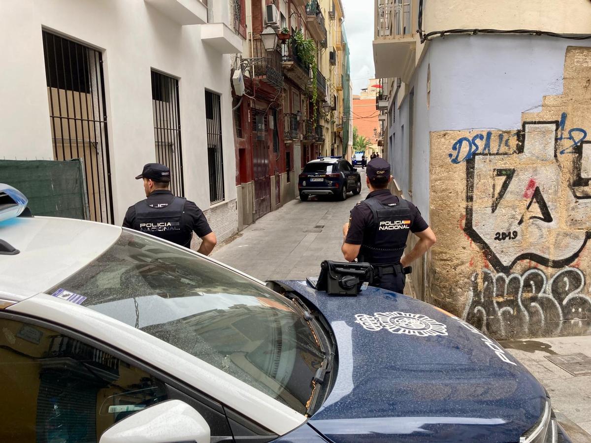 La Policía Nacional en el dispositivo de este martes pasado en Velluters