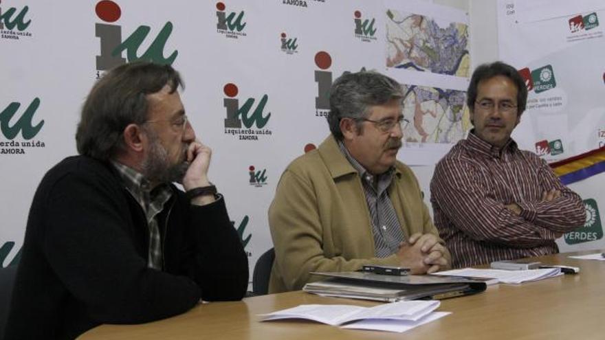 El ex diputado por IU, Antonio Romero (centro), junto a Guarido y Fernández Vecilla.