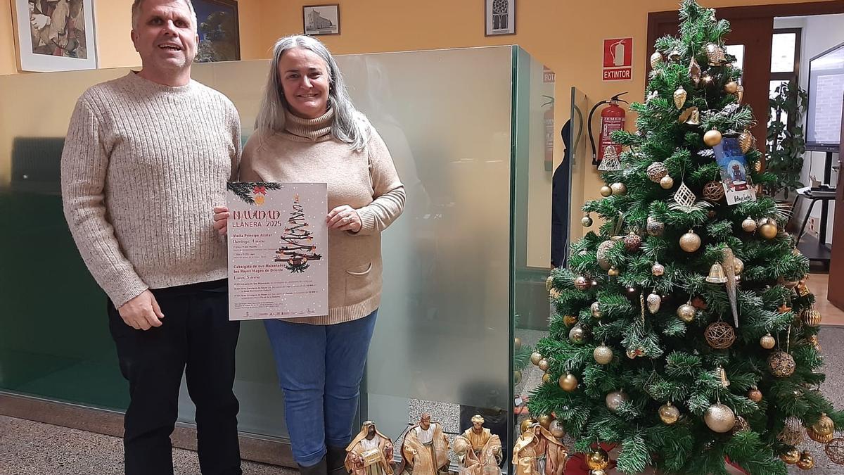 José Antonio González y Eva María Pérez con el cartel de las cabalgatas de Llanera
