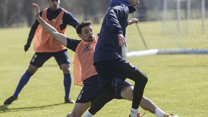 Fabbrini trata de salvar la entrada de Toché en el entrenamiento de ayer.