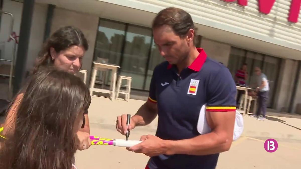 Nadal firma un autógrafo a una aficionada, esta tarde, en el aeropuerto de Palma