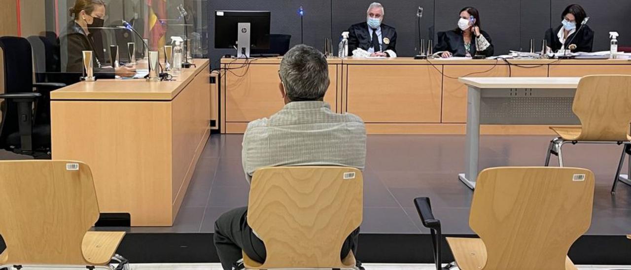 El acusado ayer durante el juicio en su contra por supuestos abusos sexuales.