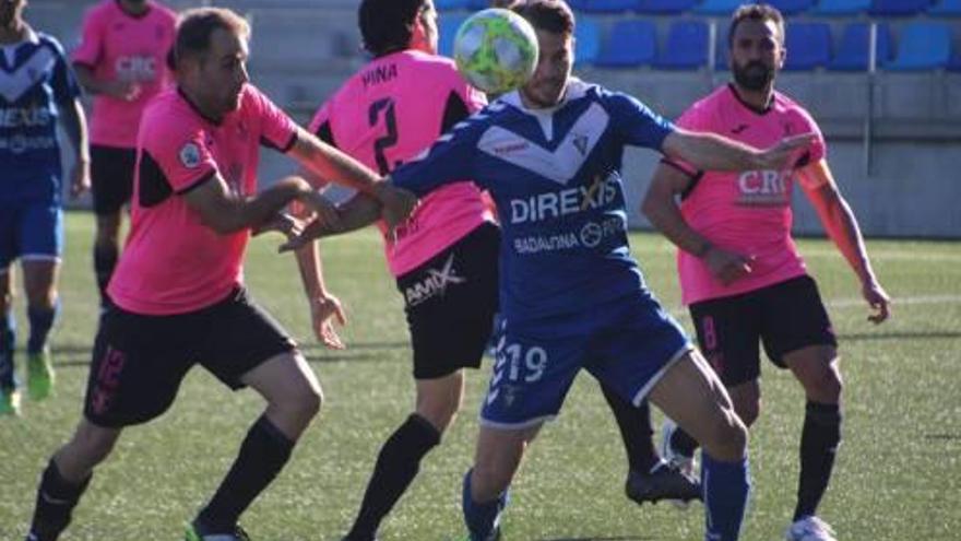 Dos jugadores del Orihuela, ayer visitante de rosa, presionan a un rival del Badalona.