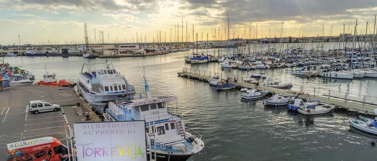 El Consell pone tras 7 años sin capitán marítimo un cartel para prohibir fondear y bañarse en el puerto