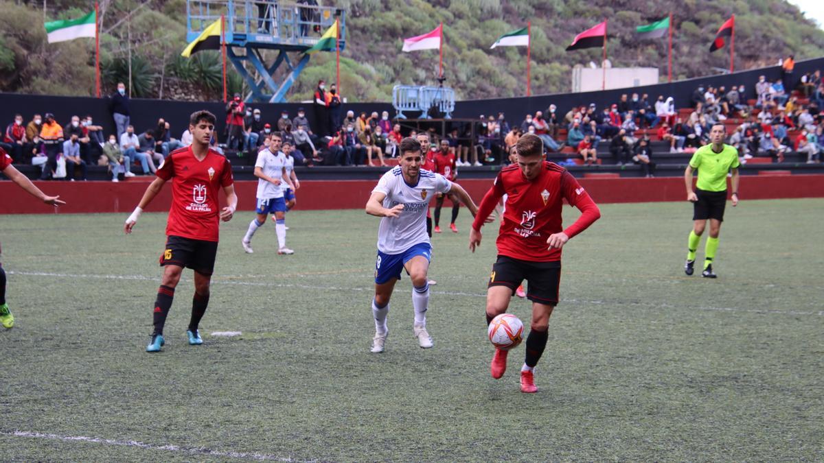 Adrián presiona a Eslava en un momento del partido de este miércoles en La Palma.