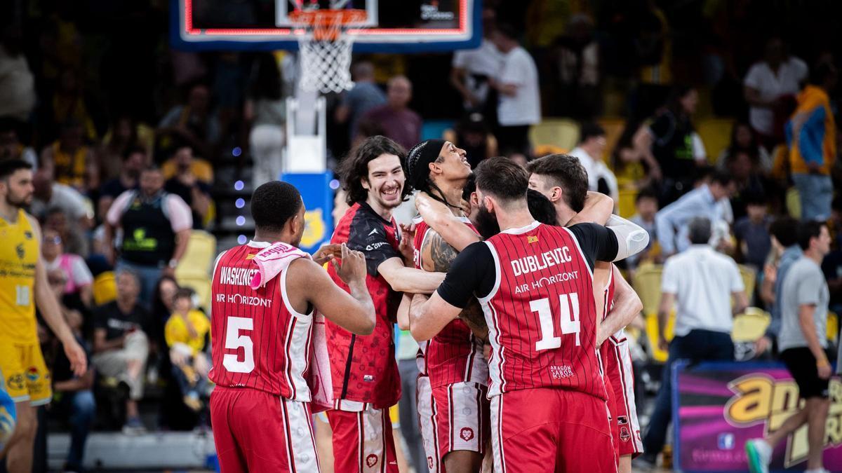 Los jugadores del Casademont Zaragoza celebran su triunfo en el Gran Canaria Arena.