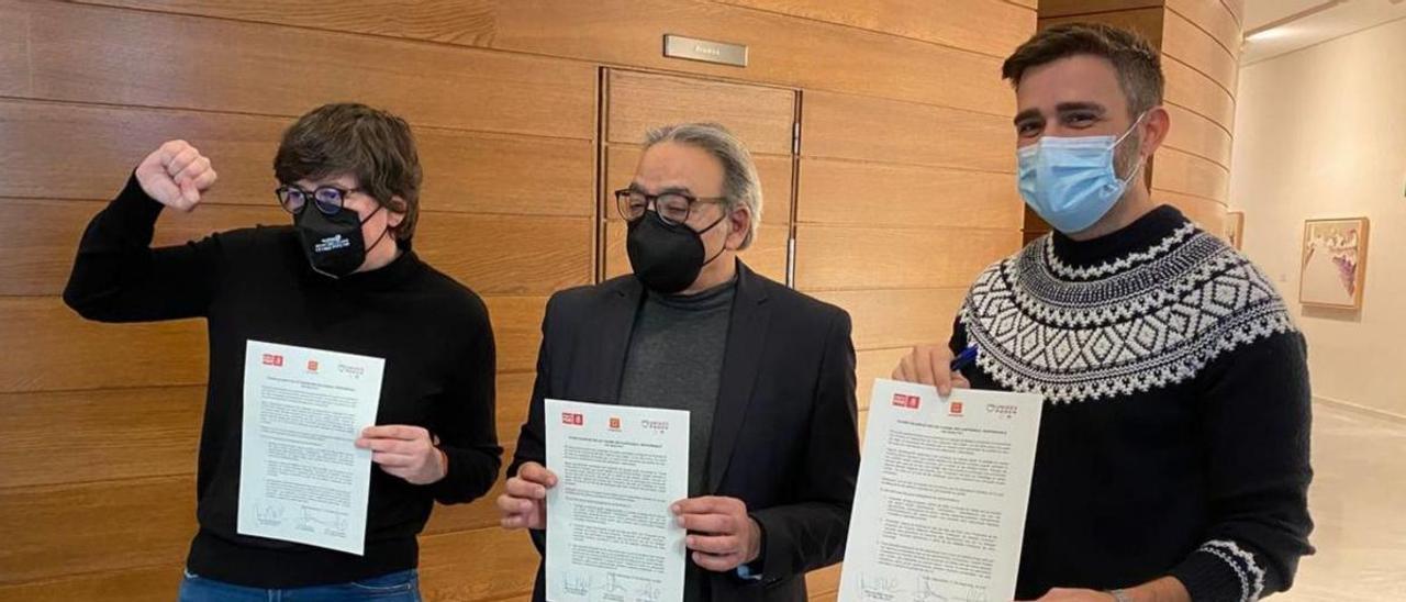 Los síndics Pilar Lima, Manolo Mata y Fran Ferri, en las Cortes, tras rubricar el acuerdo
