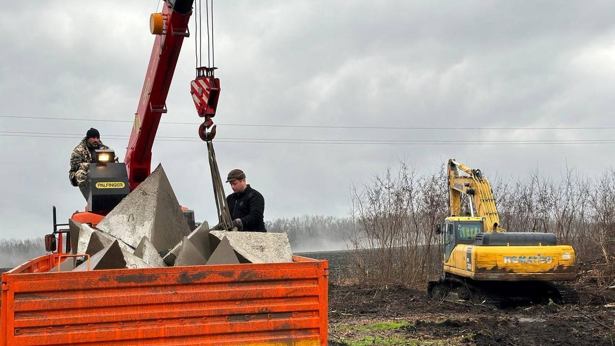 Trabajadores instalan estructuras defensivas en Belgorod junto a la frontera con Ucrania, el 22 de noviembre.