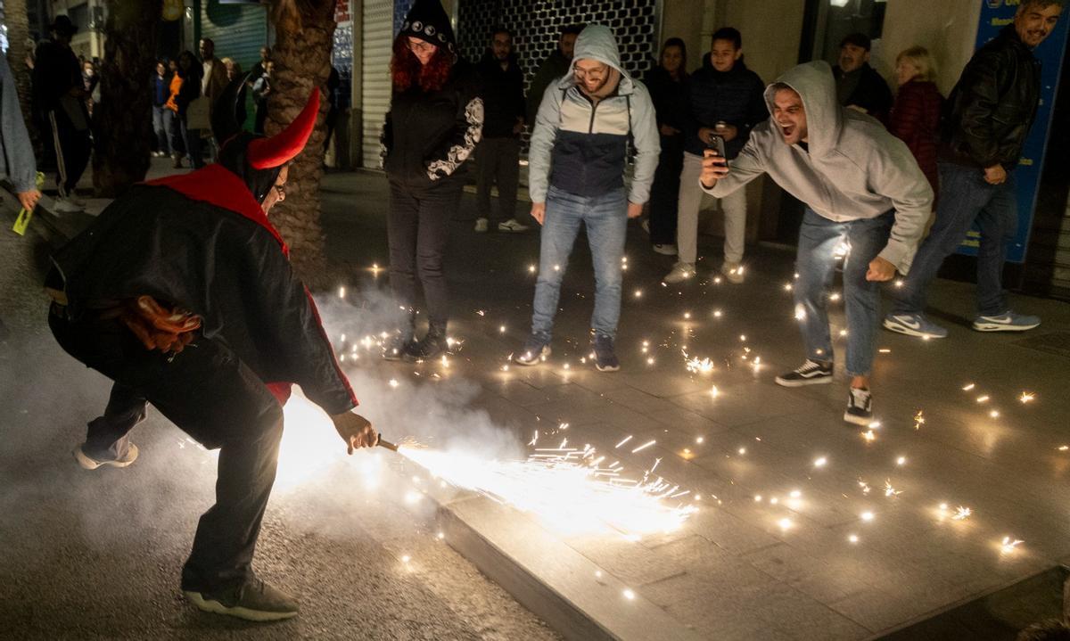 El Entierro de la Sardina pone el broche final al Carnaval de Alicante El Entierro de la Sardina pone el broche final al Carnaval de Alicante