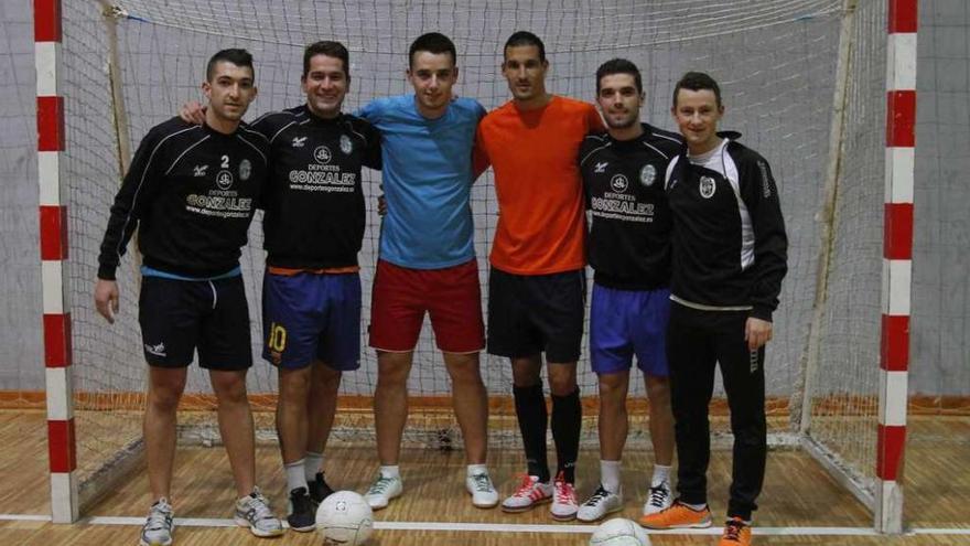 Eloy, Berni, Nené, Jacobo, Jhony y Mario, ayer en un entrenamiento del Mosteiro. // Adrián Irago