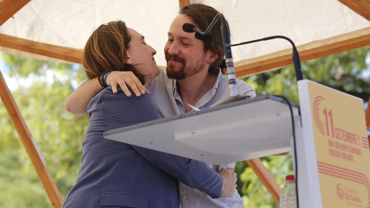 Las muestras de afecto entre Ada Colau y Pablo Iglesias han sido evidentes durante el acto en Santa Coloma.