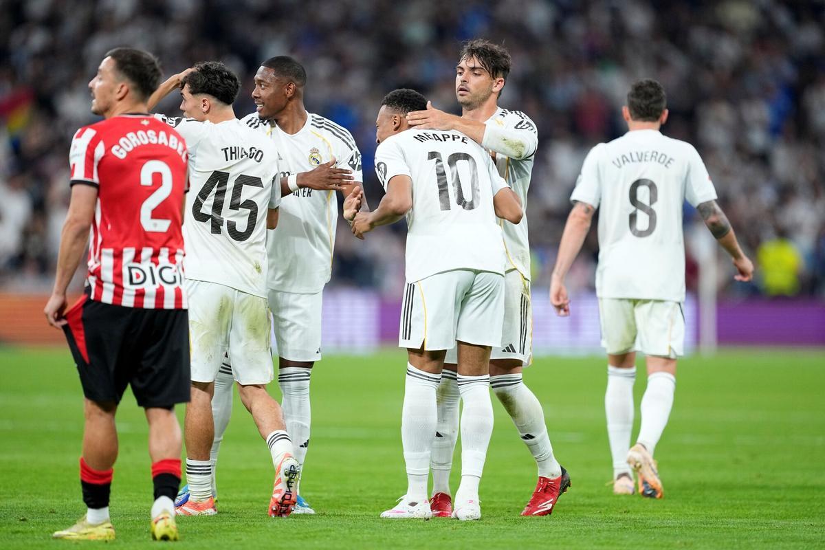 Los blancos celebran un tanto.