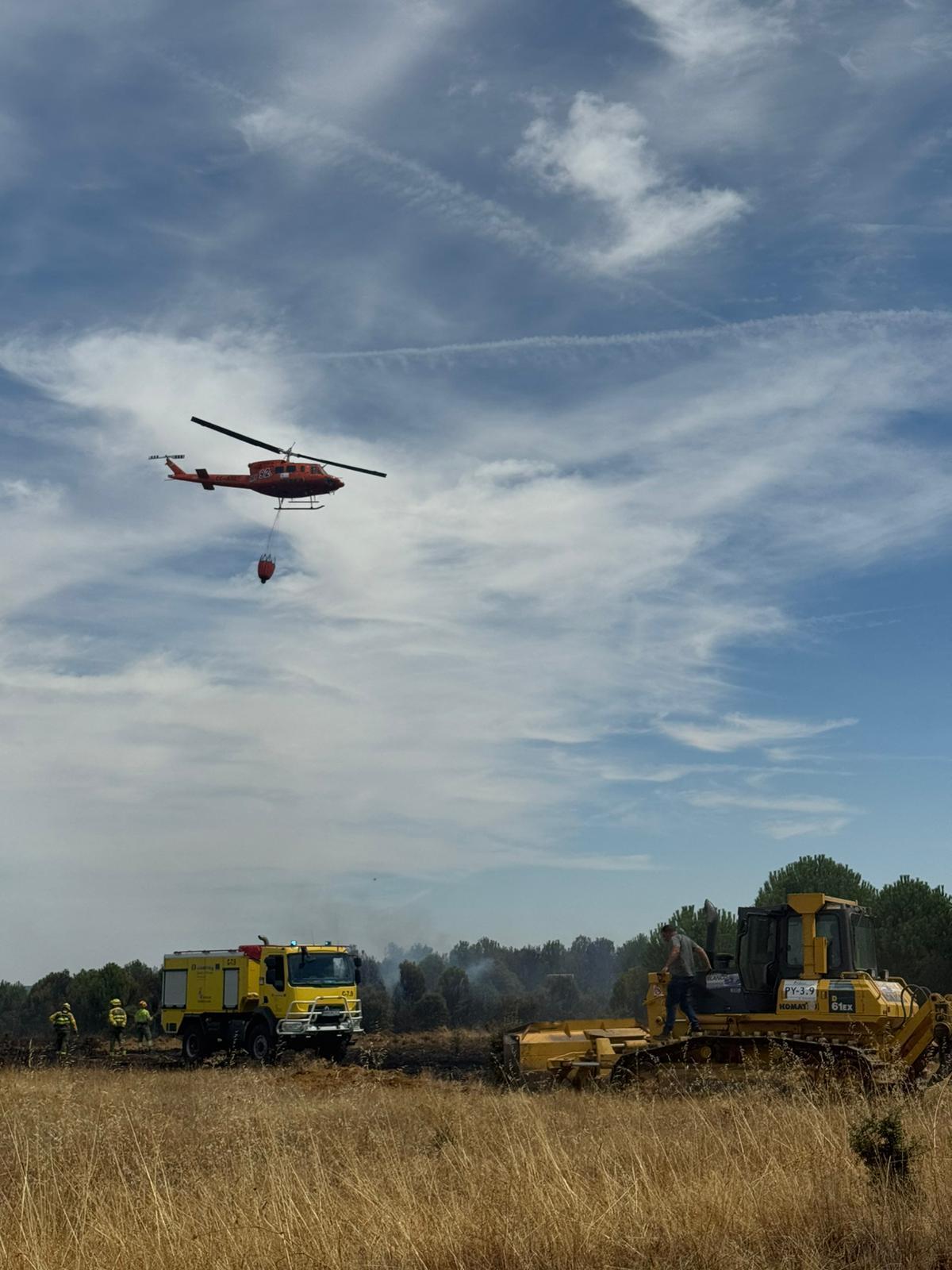 Un camión que circulaba por la N-630 con una rueda ardiendo, posible causa del incendio de Pozuelo de Tábara.
