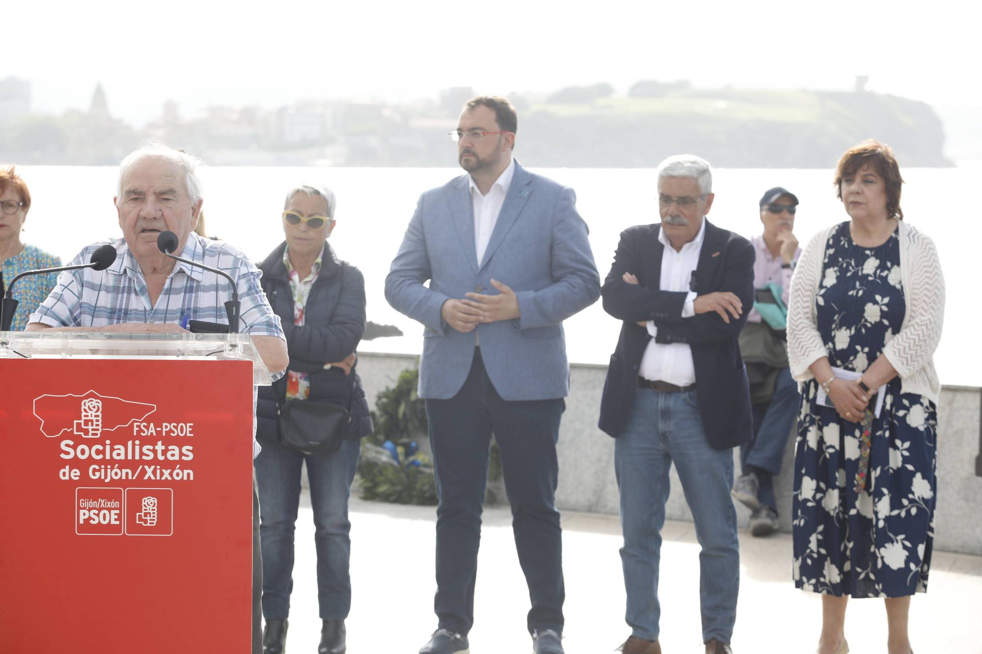 EN IMÁGENES:  Así fue el homenaje a los exiliados por la Guerra Civil y la posterior represión franquista organizado por los socialistas de Gijón junto a la estatua de "La Madre del Emigrante"