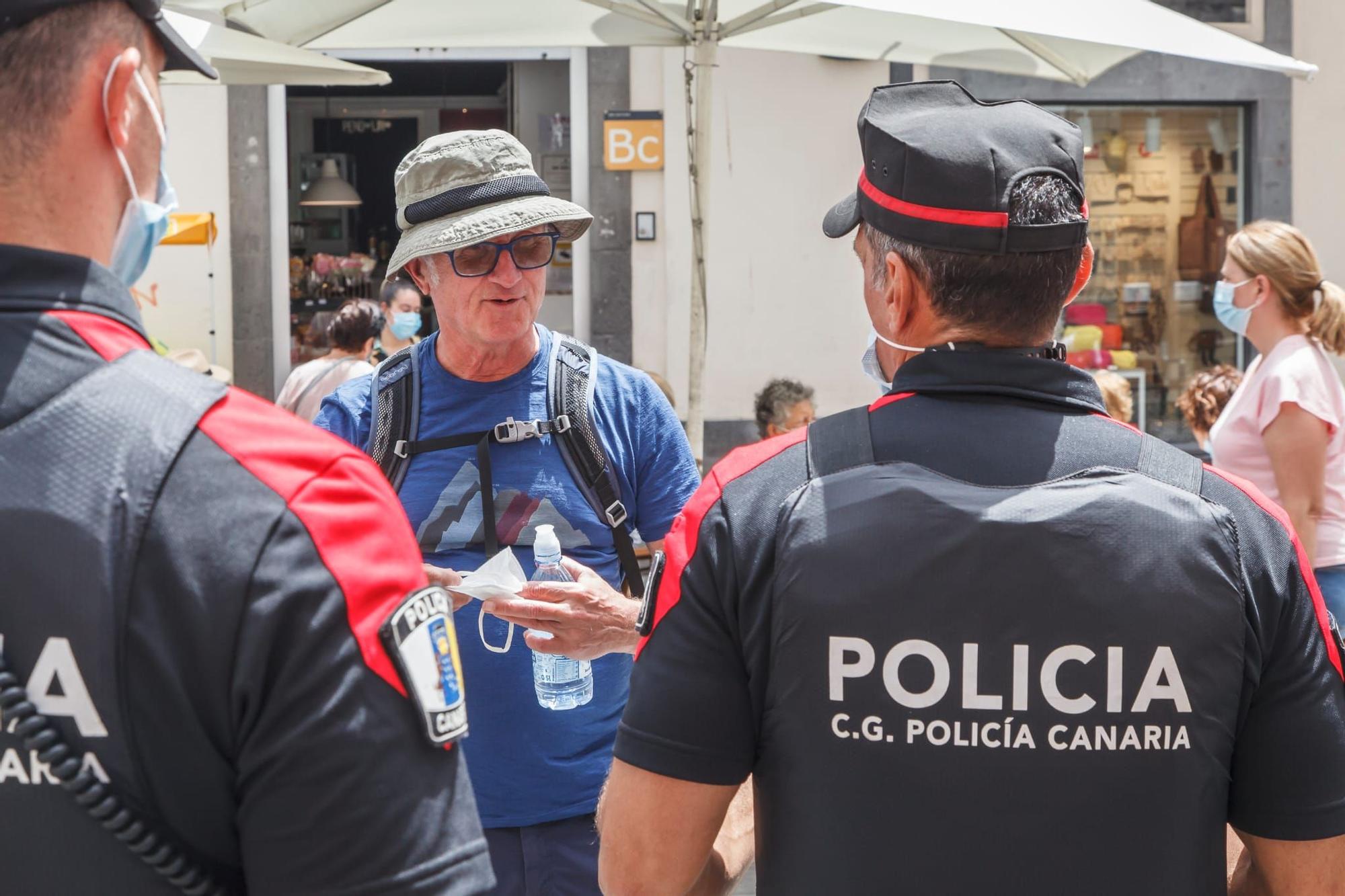 La Policía Canaria vigila el uso de la mascarilla en Triana